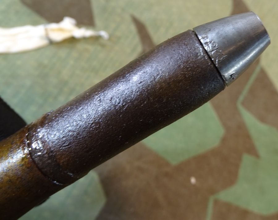 Deko-Patrone 2 cm Flak 38, lackierte Stahlhülse avu 1945!! , Eisenzünder, Ladungssäckchen
