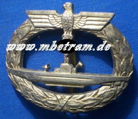 U-Boot Kriegsabzeichen, Feinzink, vergoldet, getragen.