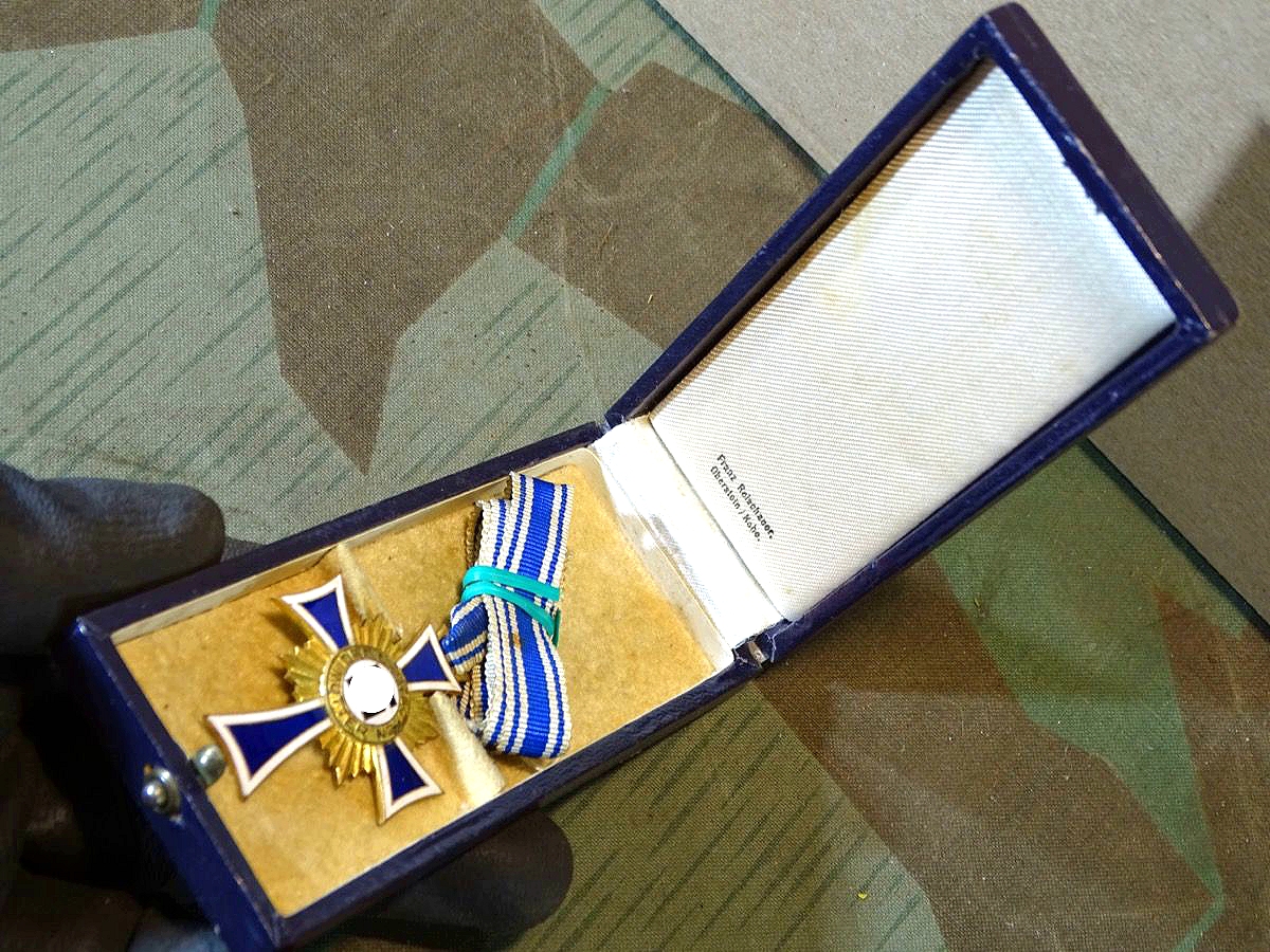 Ehrenkreuz der deutschen Mutter 1 Stufe in Gold, m. Etui, langes Band, Hst.: F. Reischauer