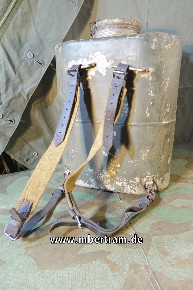 Wehrmacht Essensträger/ Wasserträger,  Wassertank,  feldgrau mit Beriemung