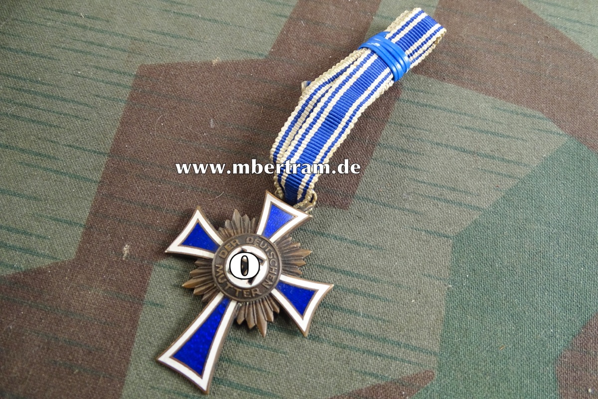 Ehrenkreuz der deutschen Mutter in Bronze, an langem Halsband