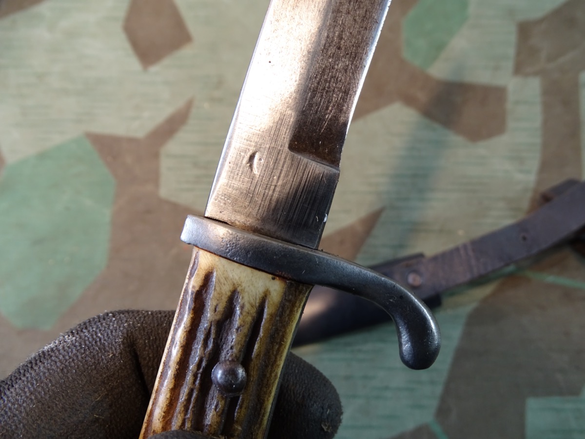 Grabendolch mit Hirschhorn Griffschalen 1. Weltkrieg, Eigentumsstück mit Träger Initialen. Grabendolch mit Hirschhorn Griffschalen 1. Weltkrieg, Eigentumsstück mit Träger Initialen.