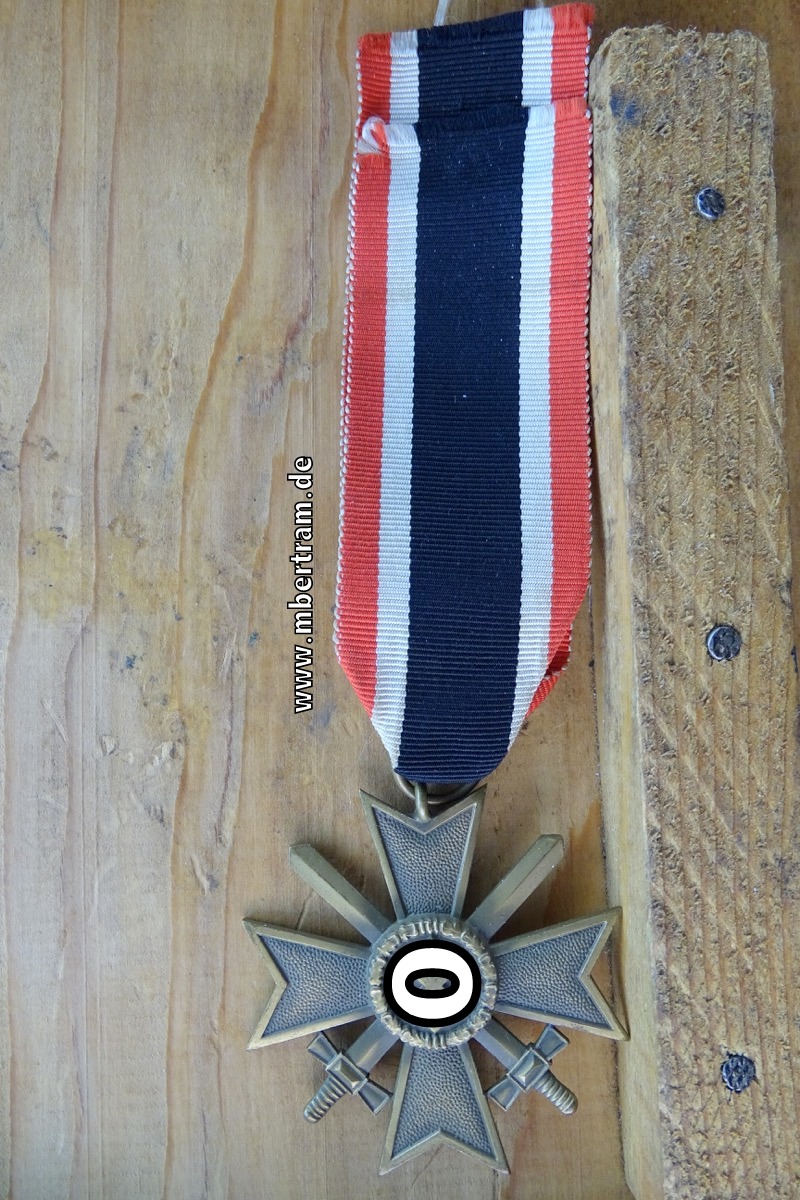 Kriegsverdienstkreuz 1939 2. Klasse mit Schwertern, Buntmetall, am Band, Hst: " 65"