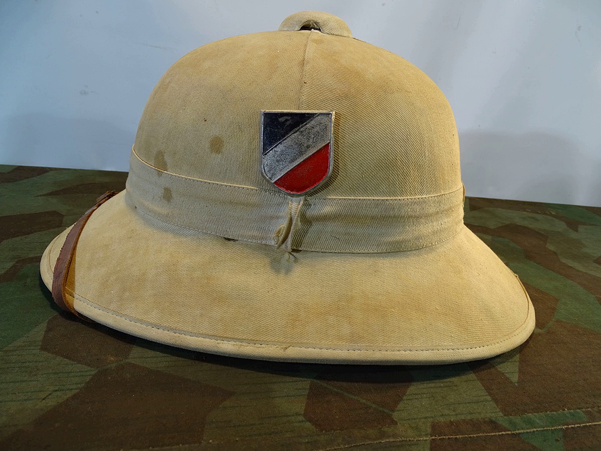 Französicher Tropenhelm aus Vorkriegszeit, genutzt als Beutehelm bei der Kriegsmarine/ Afrika Korps Französicher Tropenhelm aus Vorkriegszeit, genutzt als Beutehelm bei der Kriegsmarine/ Afrika Korps