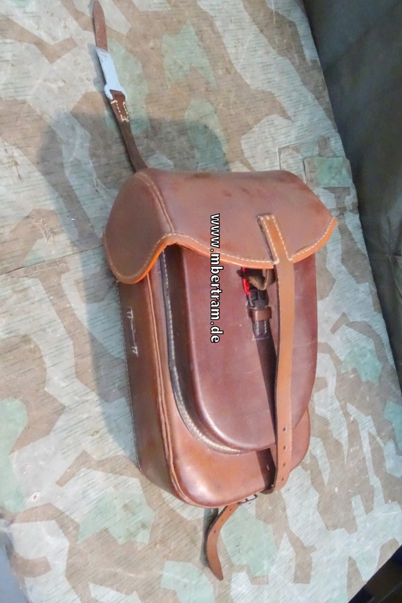 Wehrmacht Kavallerie Packtasche 34, Hst. :" lhl 4" (1944) WaA 23,  linke Seite mit Hufeisentasche