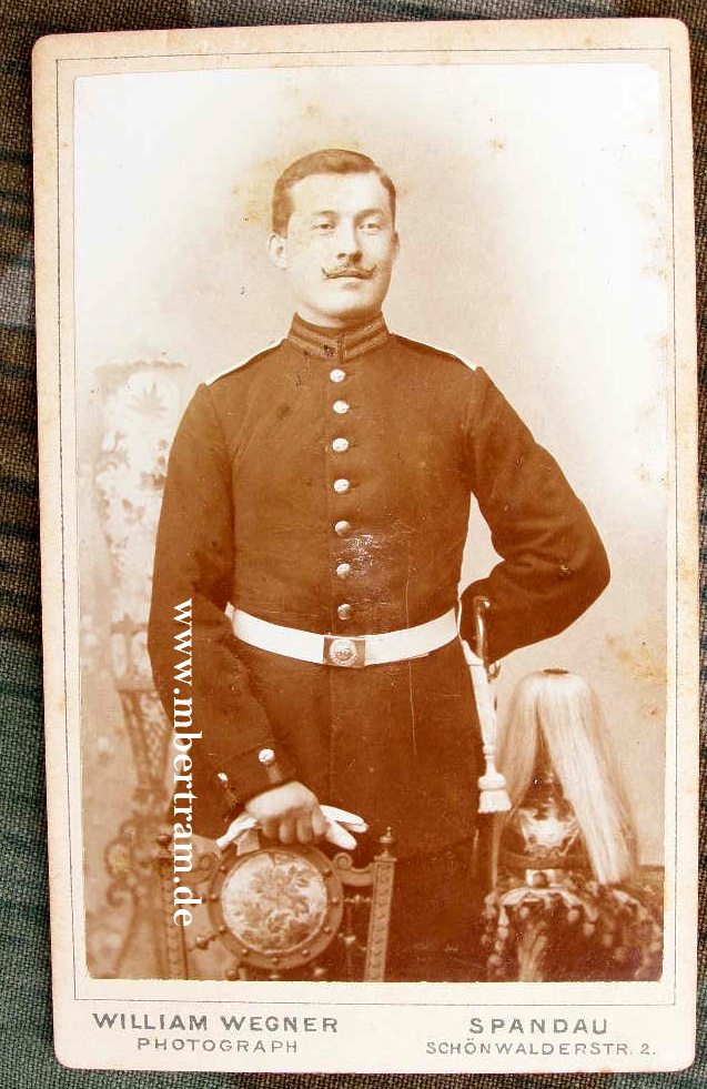 Angehöriger Leibgarde Regiment, Helm, Bajonett, um 1900