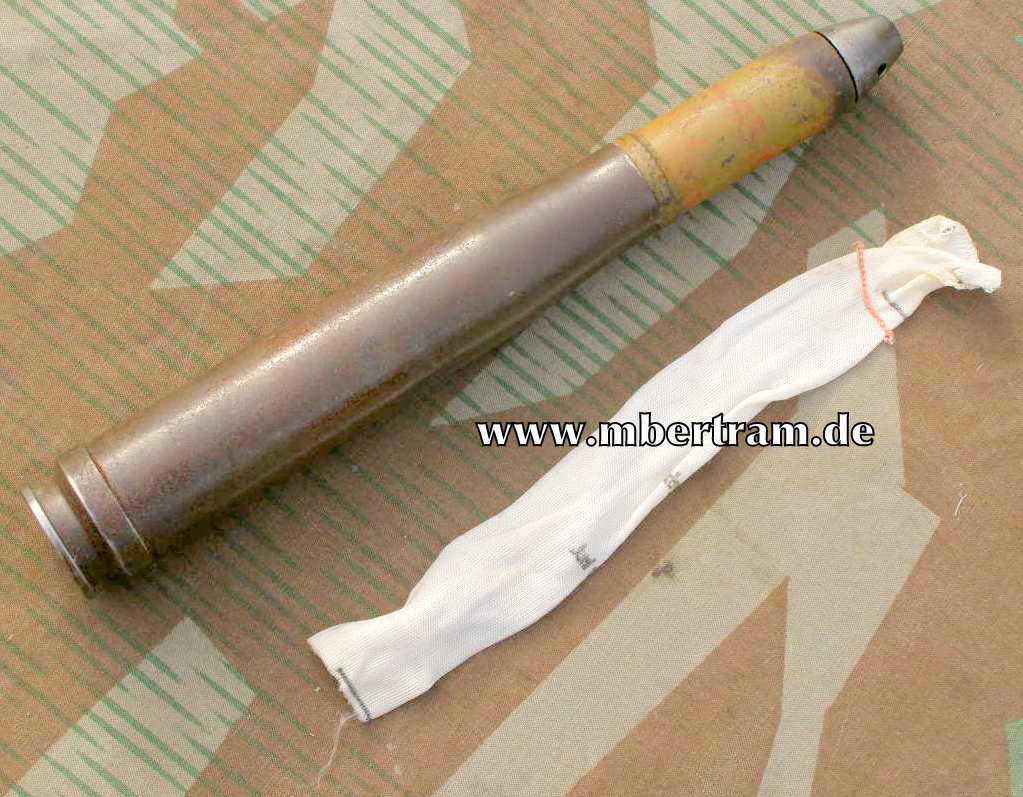 Deko 2 cm Flak 38 Patrone m. Ladungssäckchen. 1944, Z.1-2