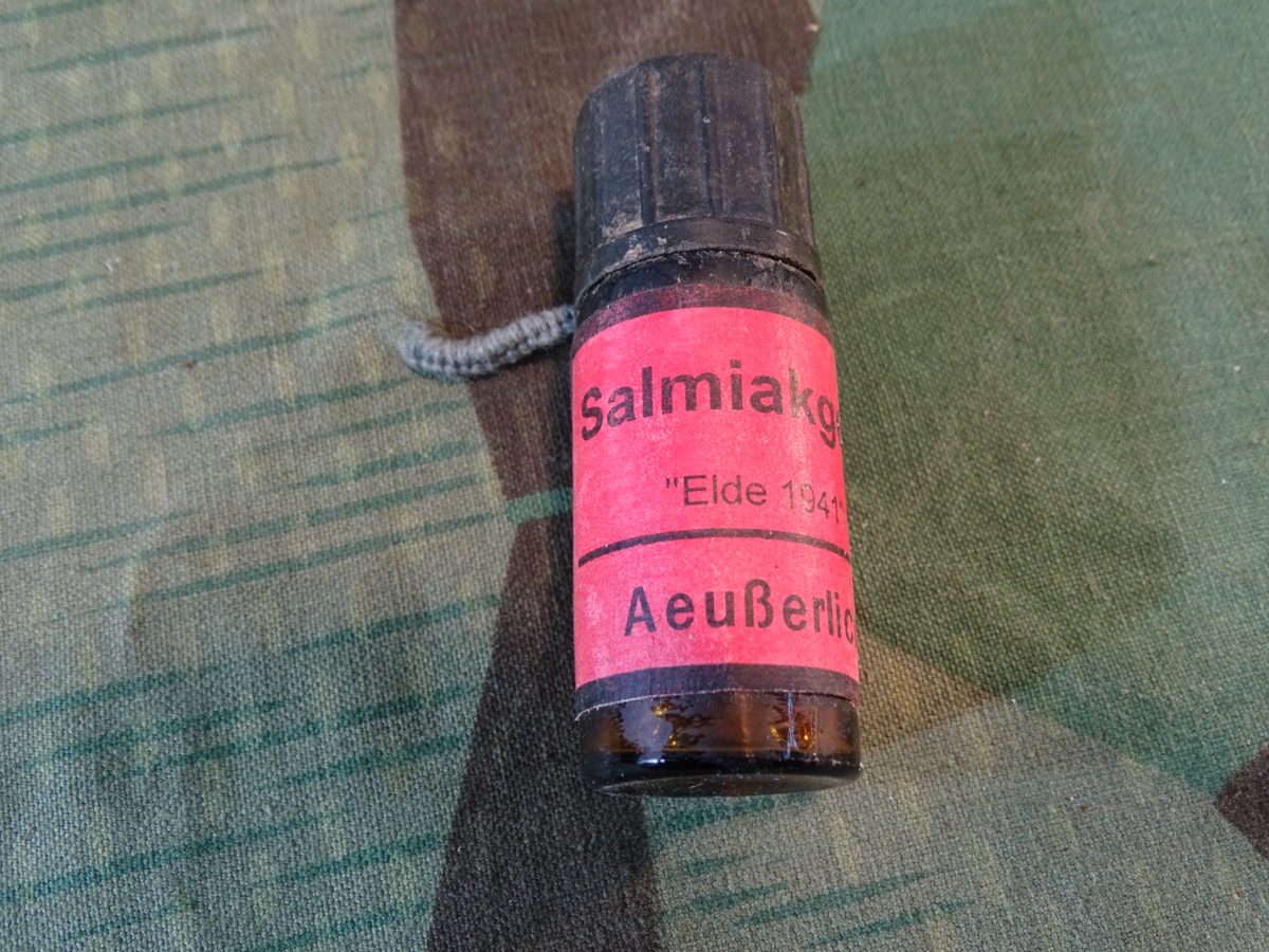 Flasche 10 g Salmiak Geist mit Schraubverschluss, 1941, Hausapotheke / Sanitätsmaterial. 