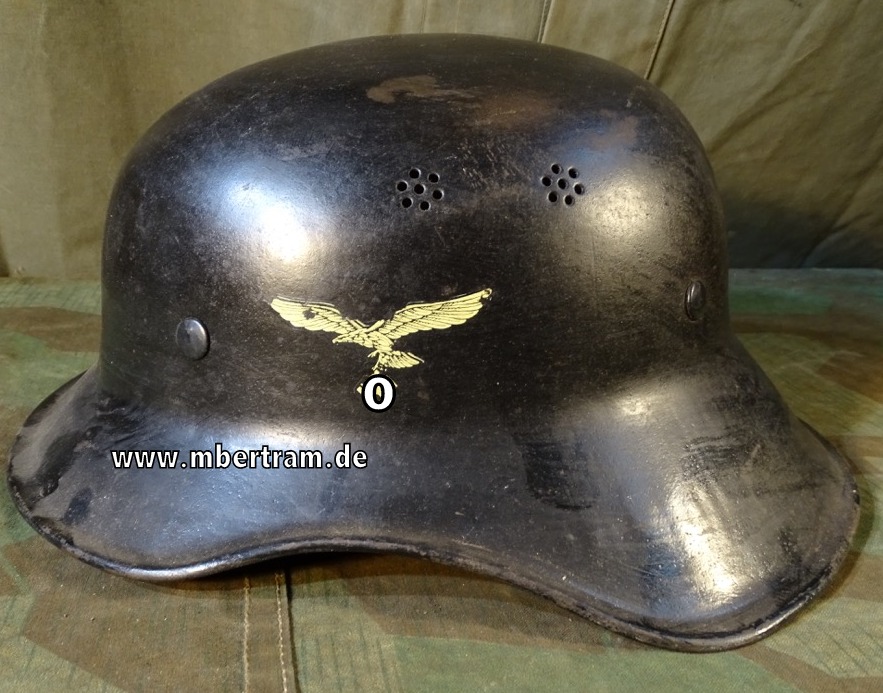 Einteiliger Gladiatorhelm ohne Mittelnaht, 2 Wappen,  Luftwaffenhelfer