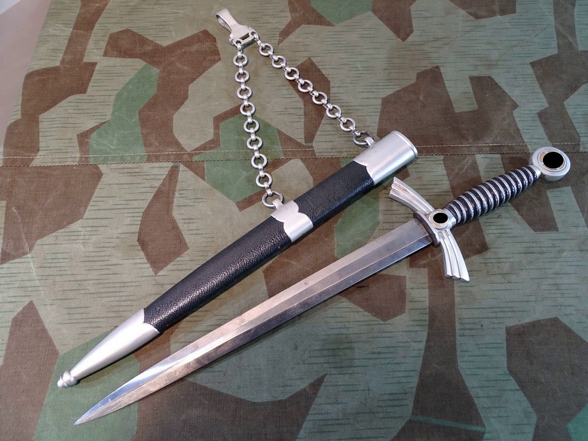 Luftwaffe Offiziersdolch 1. Modell, sogenannter "Borddolch". Alu Beschläge, Eickhorn. Luftwaffe Offiziersdolch 1. Modell, sogenannter "Borddolch". Alu Beschläge, Eickhorn.