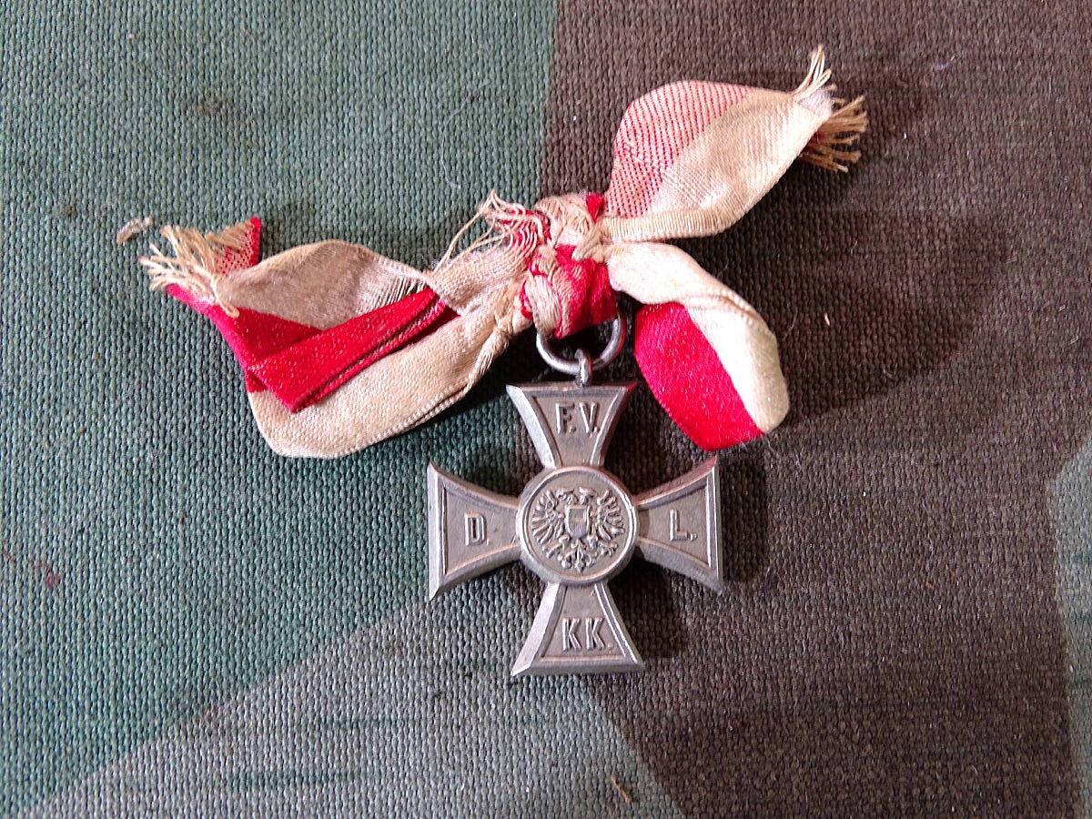 Österreich: Uns unbekanntes Kreuz förmiges Abzeichen  F.V. D.L. KK. , Feinzink. 
