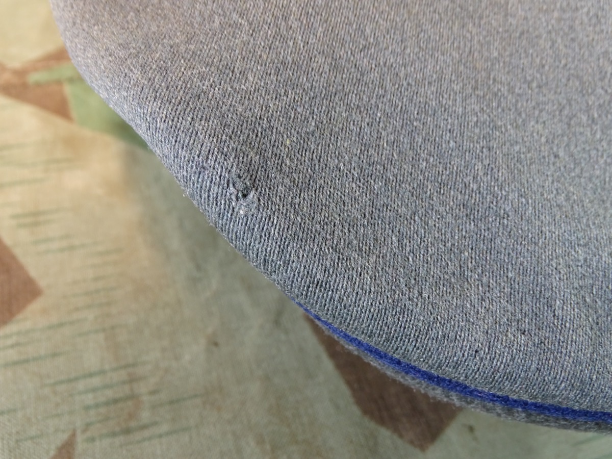 Schirmmütze für Offiziere des Wehrmachts Sanitätspersonals / Arzt, dunkel blaue Paspel. Gr. ca. 56 Schirmmütze für Offiziere des Wehrmachts Sanitätspersonals / Arzt, dunkel blaue Paspel. Gr. ca. 56