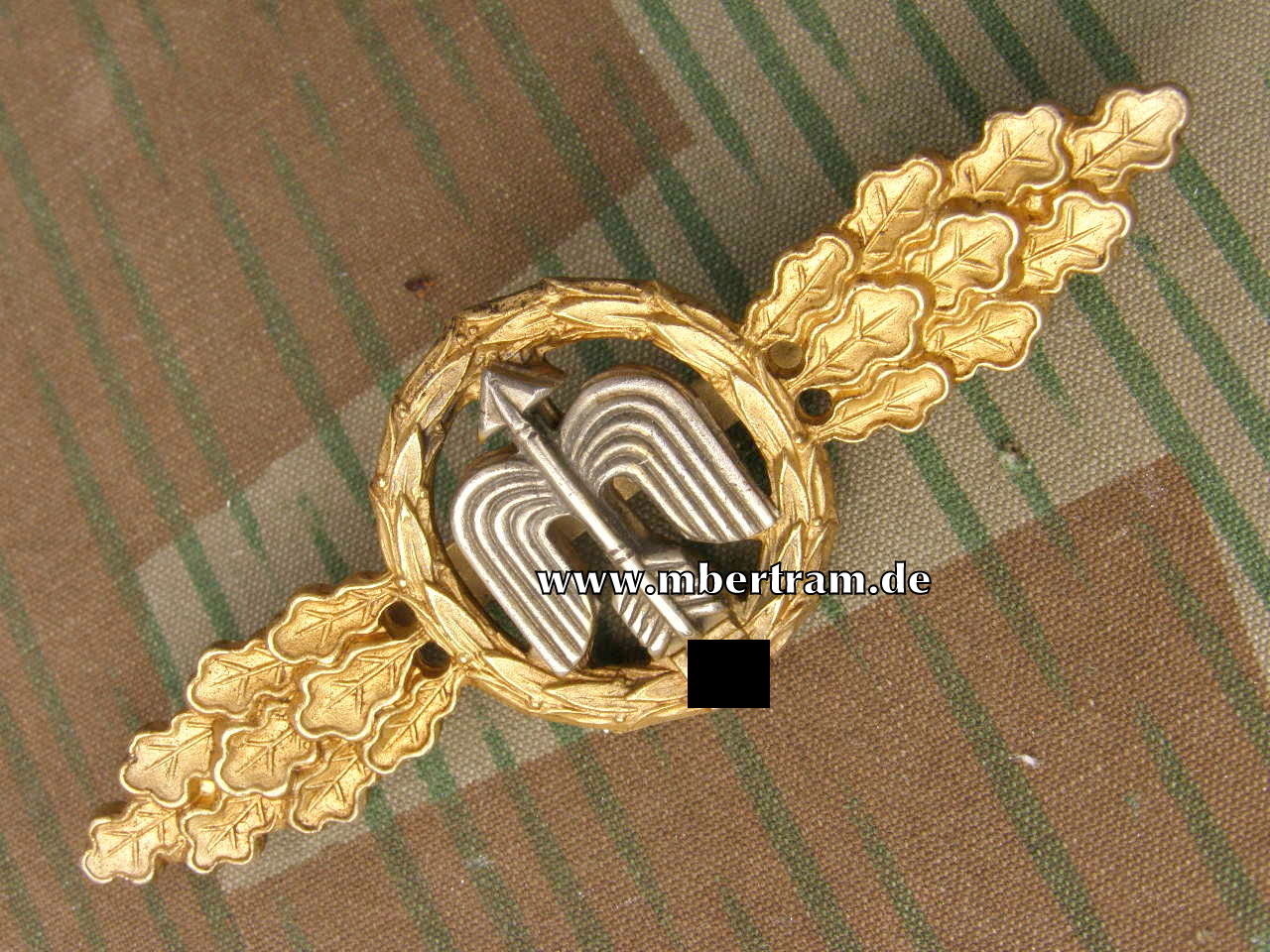 Frontflugspange für Jäger in Gold Buntmetall vergoldet