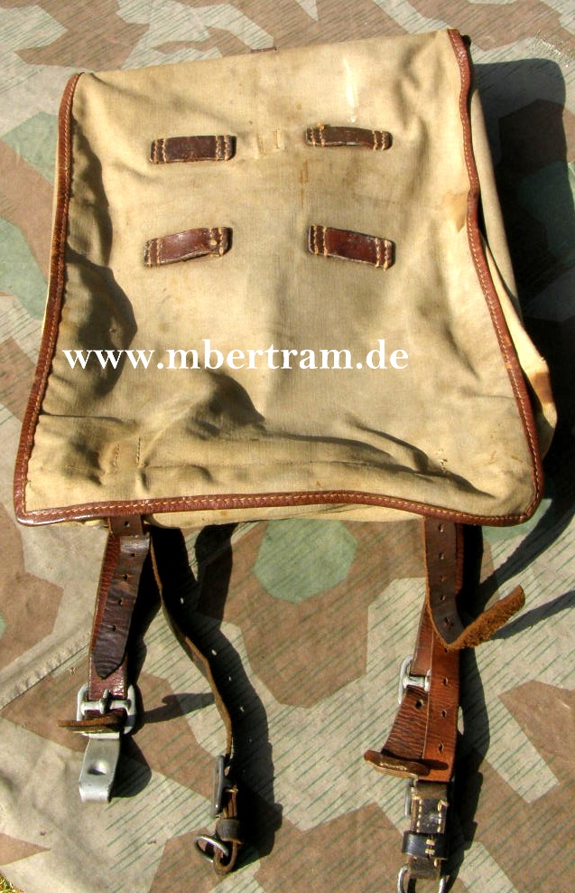 SS Tornister, Stemplung "RZM L3/401/38. Fell auf Rückseite