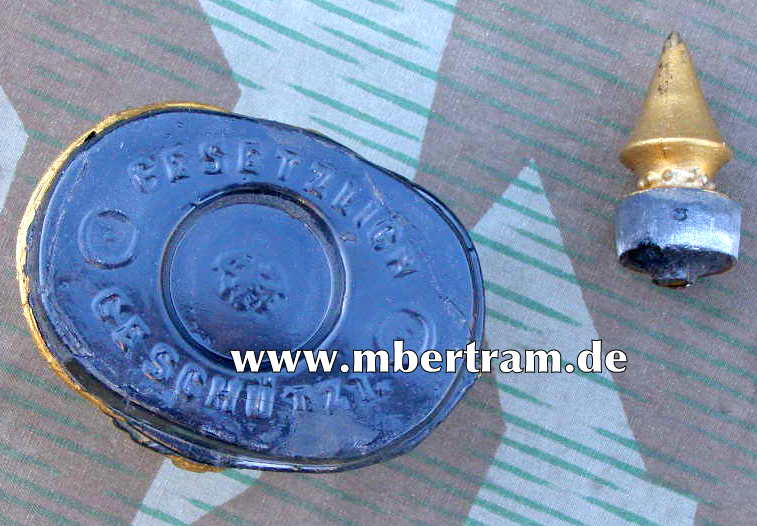 Tintenfässchen in Form einer Pickelhaube um 1916
