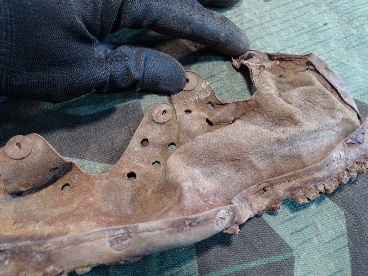 Original Stahlhelmleder für Wehrmachts Stahlhelme, Wasserfund. Ca. 52,5 cm