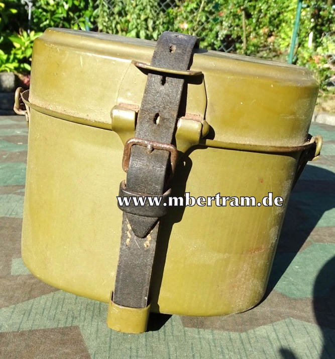 WH Kochgeschirr, ca. 99% Lack, rot emailliert, ET 42, Riemen