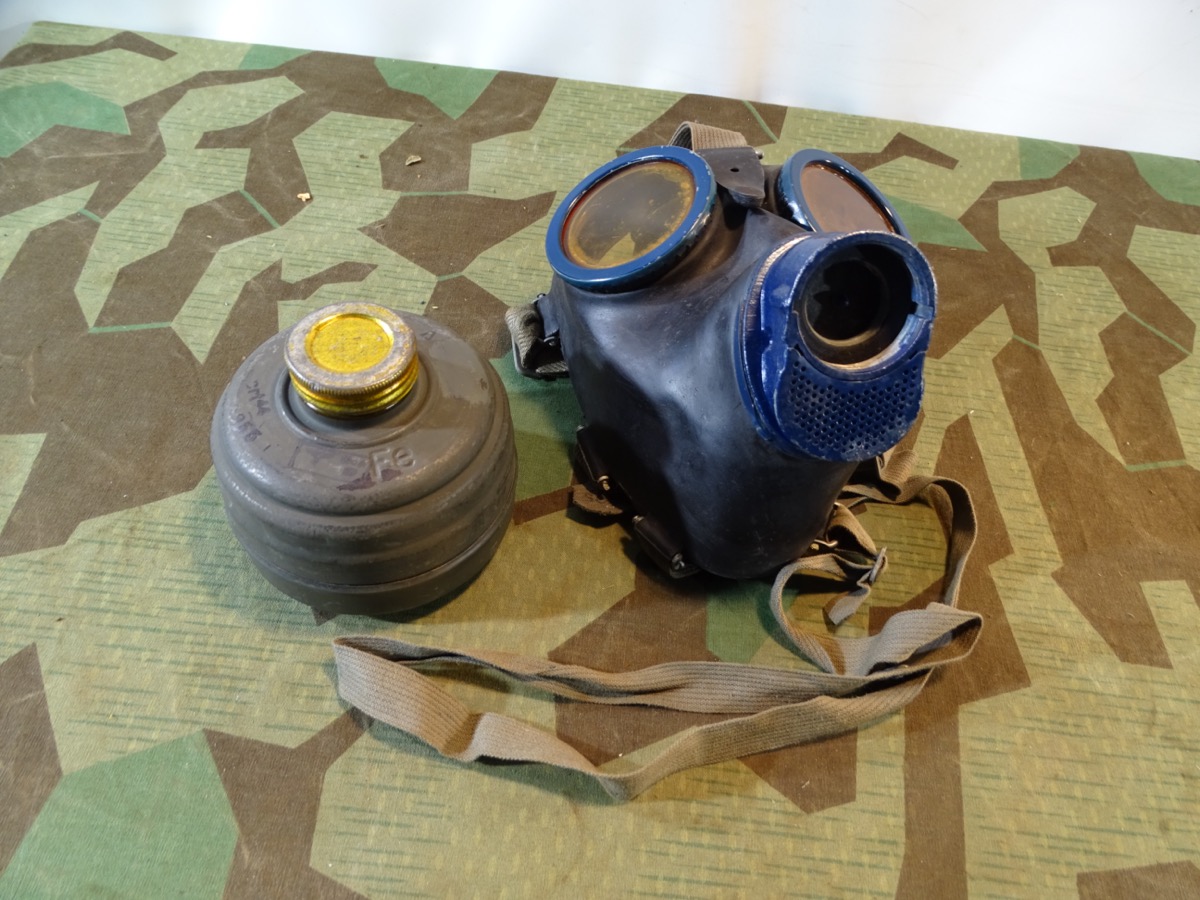 Gasmaske Wehrmacht, 1943, blaues Ventil und - Augenringe, unbenutzter  Filter FE 41 mit beiden Kappen