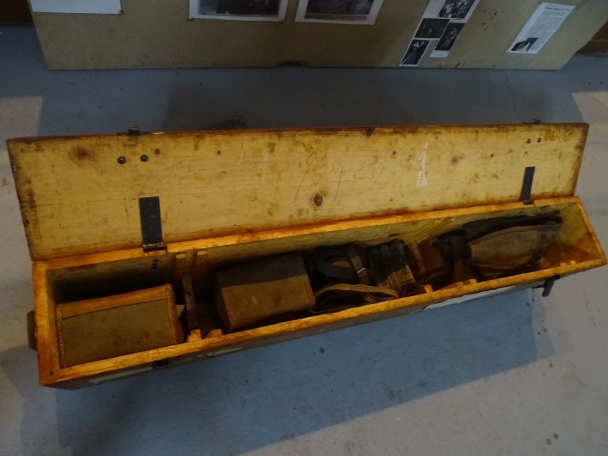 Original MG 30 ( t) Waffenkiste mit umfangreichem Zubehörsatz