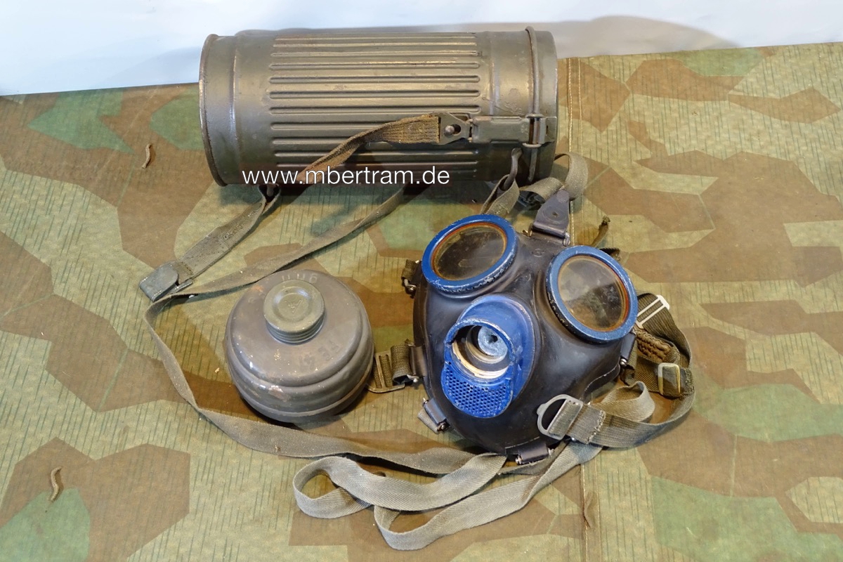 Wehrmachts Gasmaskendose mit Maske und Filter.