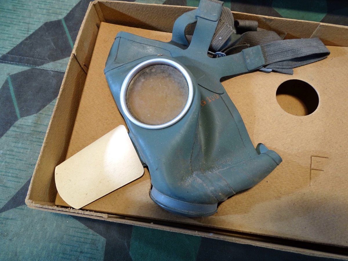 Komplette, gut erhaltene Volksgasmaske DM 40 M mit Karton, Filter, Anleitung Komplette, gut erhaltene Volksgasmaske DM 40 M mit Karton, Filter, Anleitung
