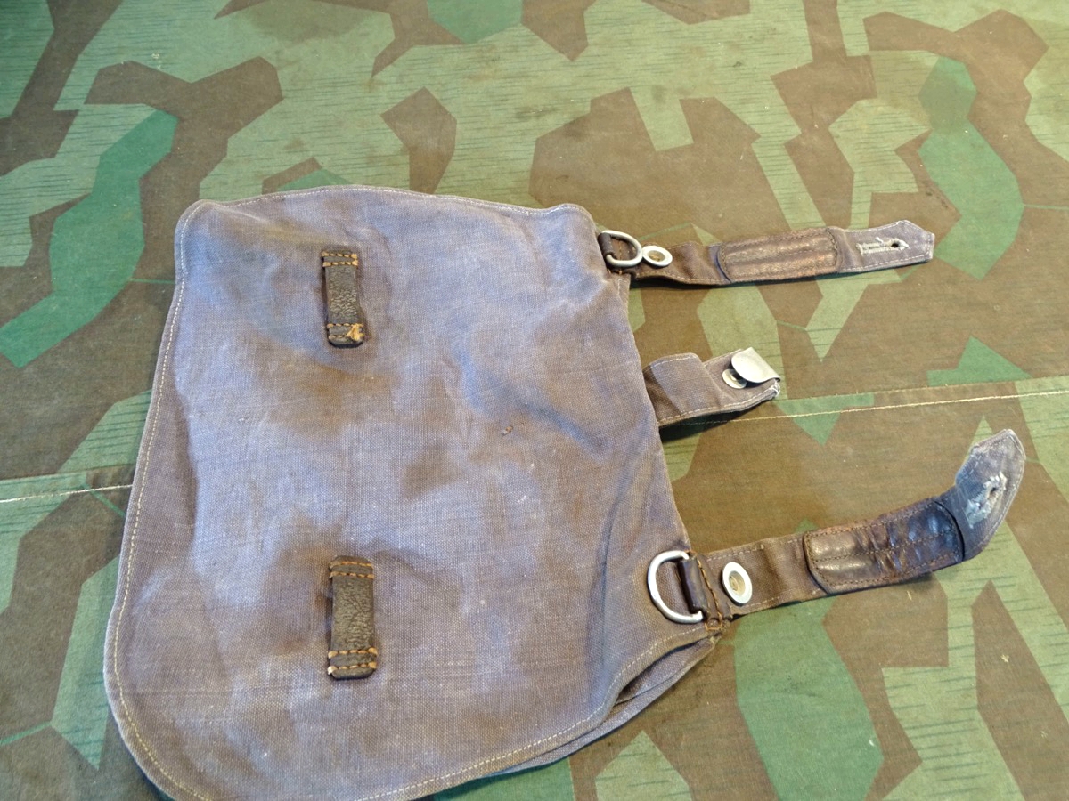 Brotbeutel Luftwaffe, blaugrauer Stoff,  frühes Stück mit Alu Beschlägen Brotbeutel Luftwaffe, blaugrauer Stoff,  frühes Stück mit Alu Beschlägen
