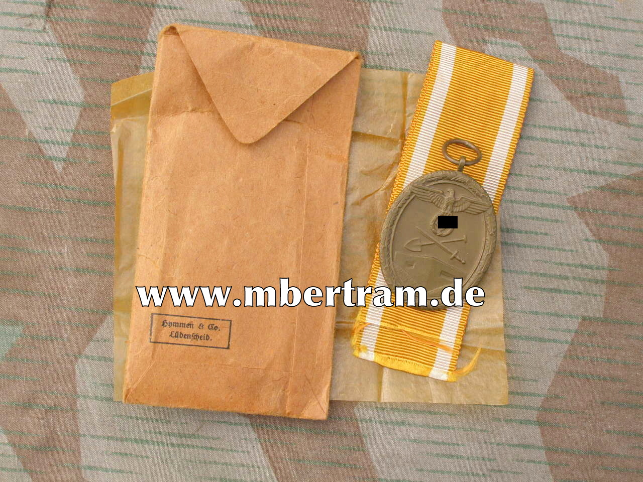 Deutsches Schutzwall Ehrenzeichen mit Tüte u. Packpapier,  Hymmen & Co