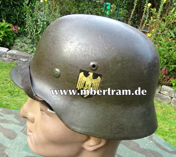 Kriegsmarine Stahlhelm M 35 mit beiden Abzeichen.