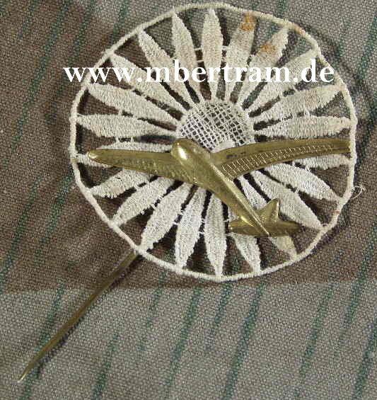 DLV: Weiße Spitzenrosette mit aufgelegtem Metallflugzeug