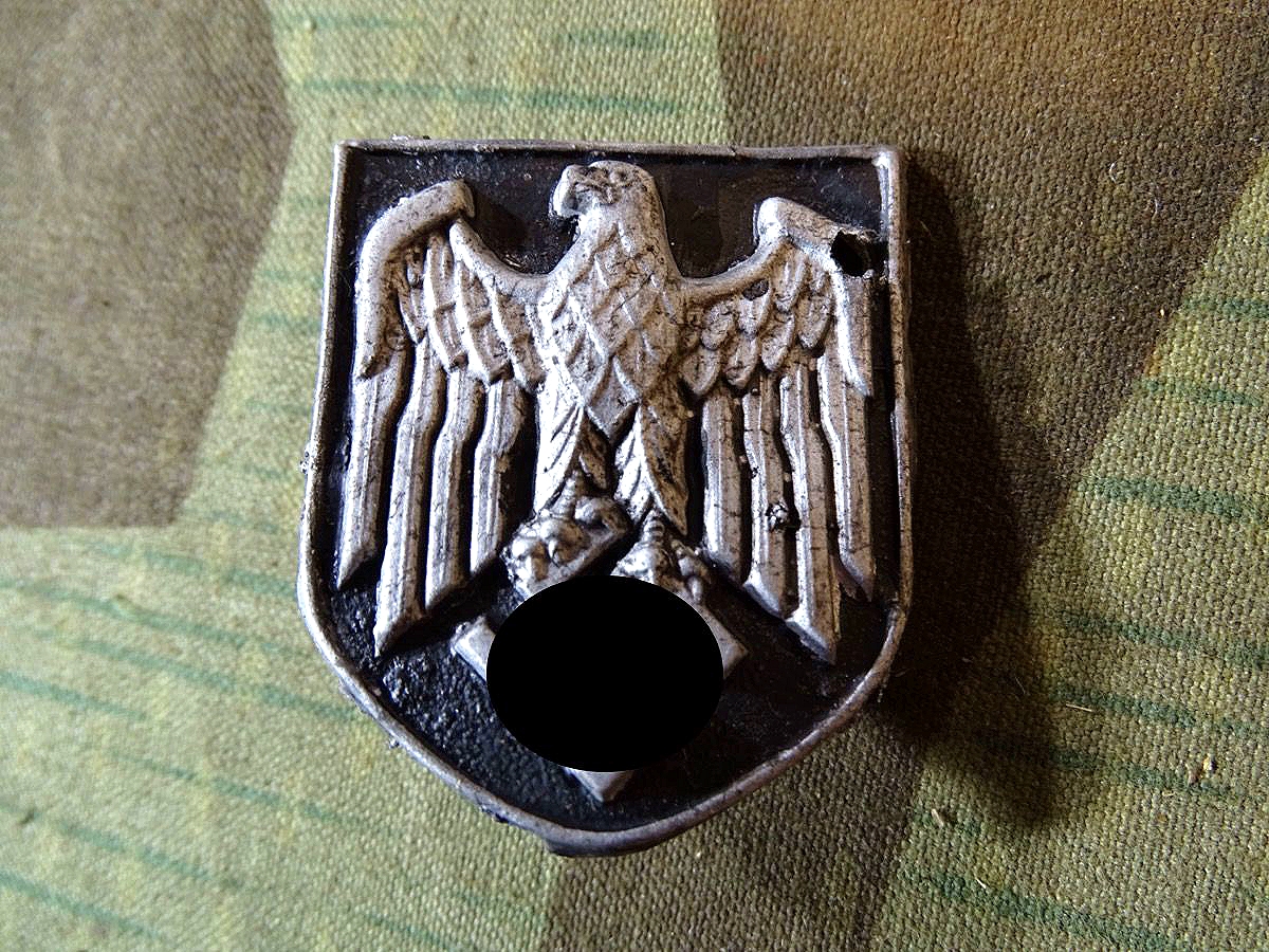 Adler Wappen für Wehrmachts Tropenhelm, frühes Stück, Buntmetall lackiert, 2 Splinte dran, Loch im Flügel