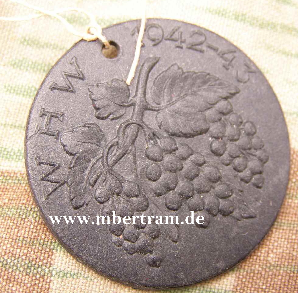 WHW Spendenbeleg, 1942-43 Pappabzeichen " Weintrauben"