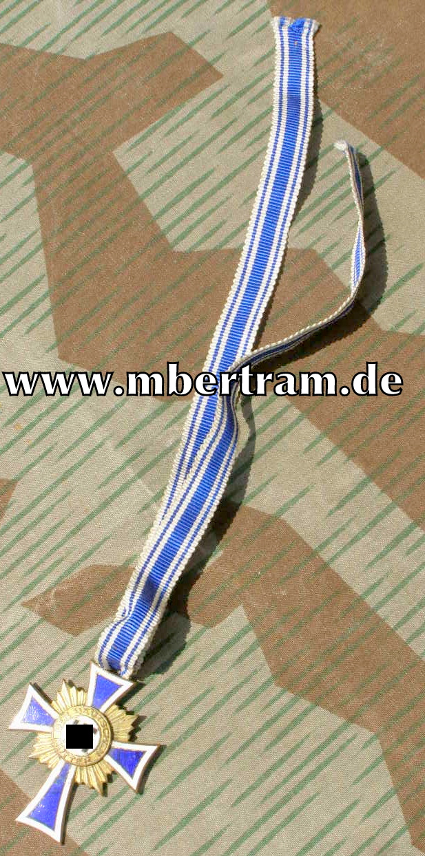 Mutterkreuz in gold, m. Band, Emaillschaden.