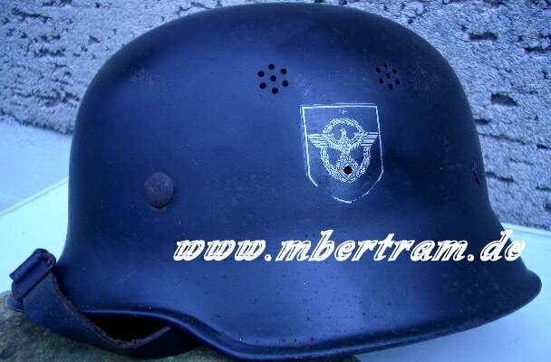 Feuerlöschpolizei Stahlhelm mit beiden Originalabzeichen