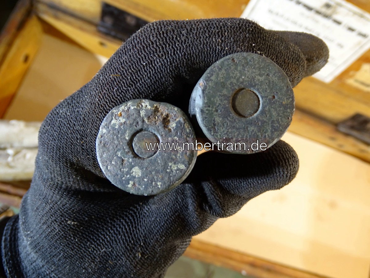 20768-9 Frühe Holz Munitionskiste für 100 Stück 2 cm Spr. Gr. Patr. Flakmunition, mit Inhalt
