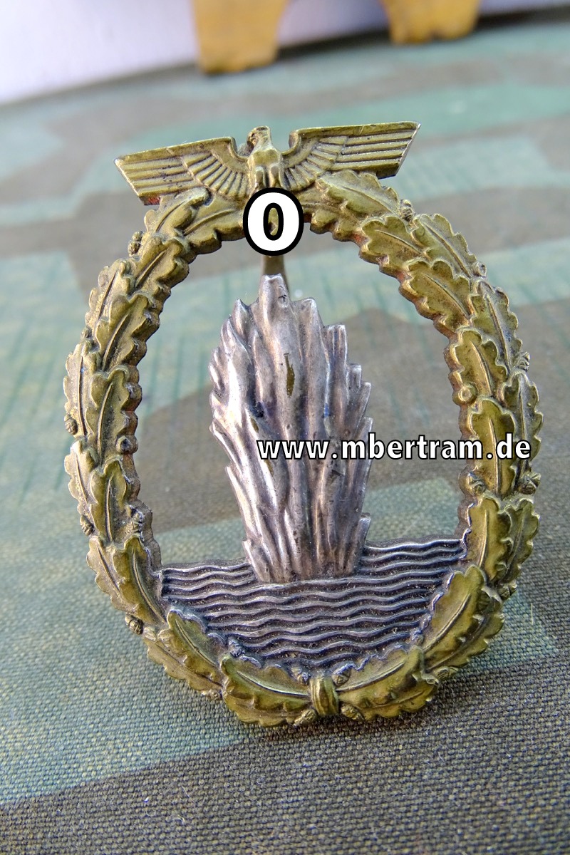Minensucher-Kriegsabzeichen, Buntmetall, leicht gewölbt, breite Nadel.