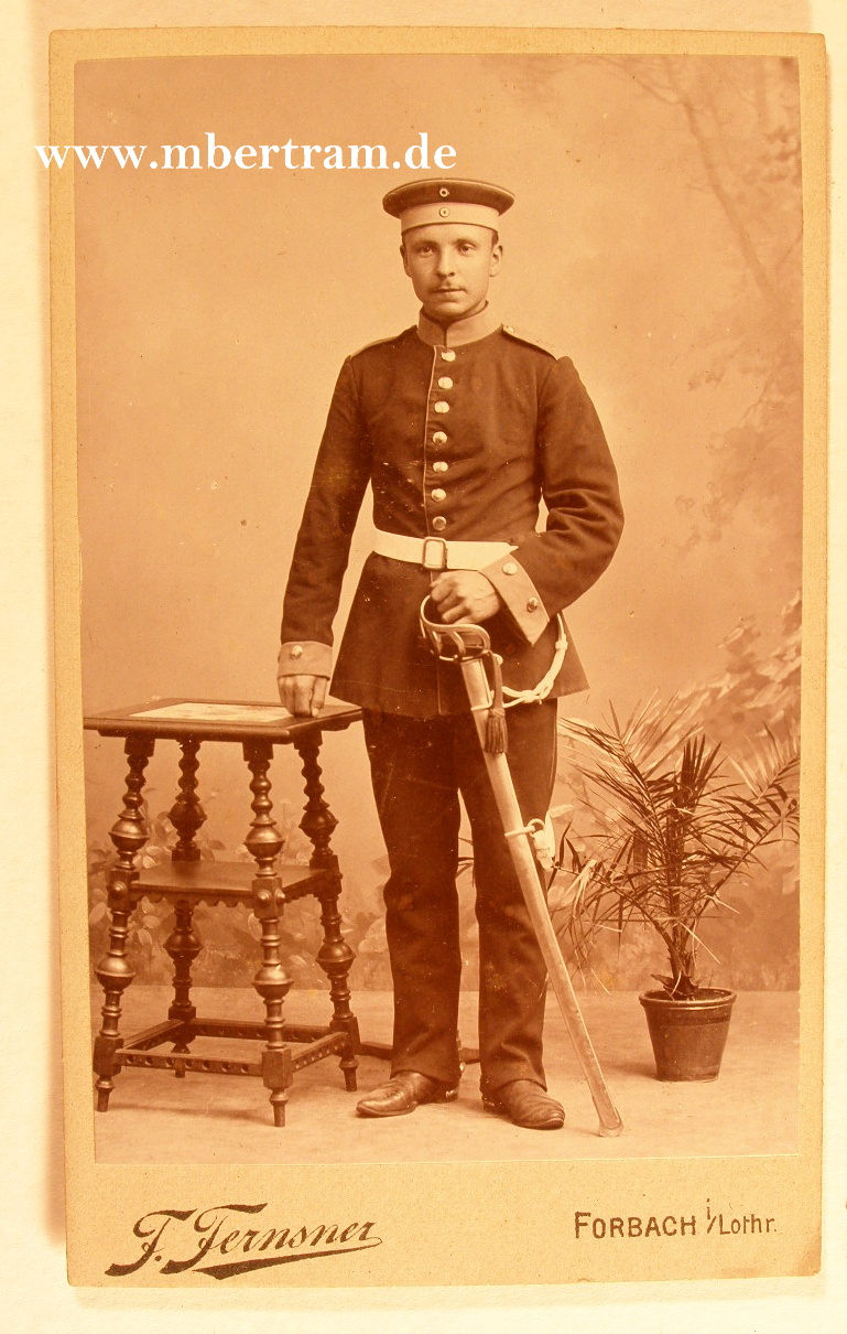Atelierfoto Kürassier mit Krätzchen und Säbel. Um 1890