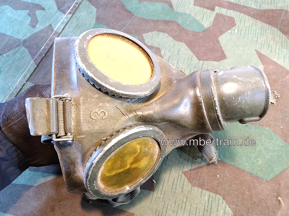 20867-7 Gasmaske Wehrmacht, recht trocken, leichte Risse mit Filter FE 41