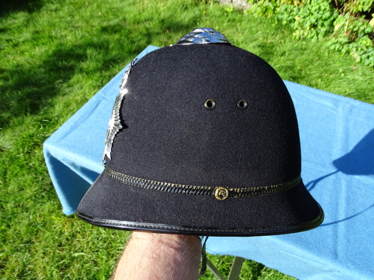Original Helm eines englischen Polizisten / Bobbys, ca. 50 Jahre alt
