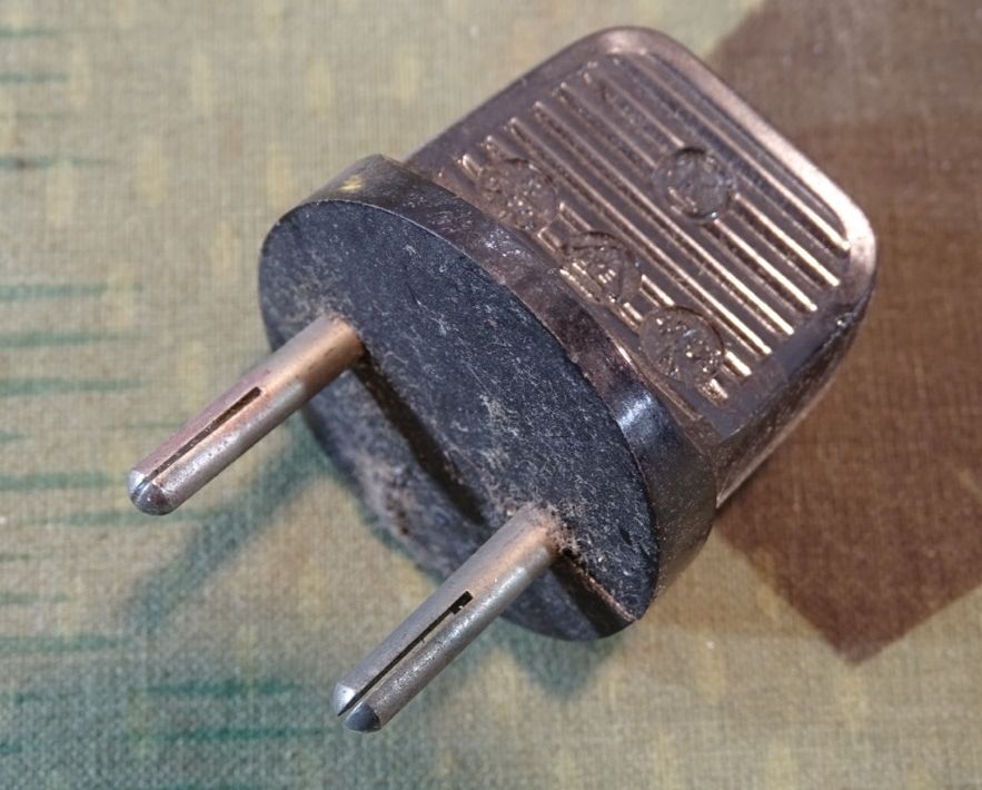 Stecker aus Bakelit. 40er Jahre. Gut zur Ergänzung von Nachrichten Ausrüstung und elektrischem Gerät.