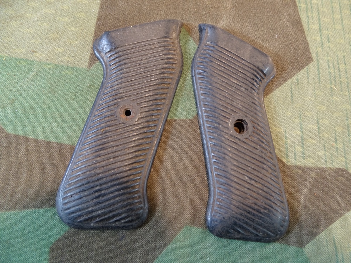 Pärchen original Griffschalen für die MP 40, braunes Bakelit. 