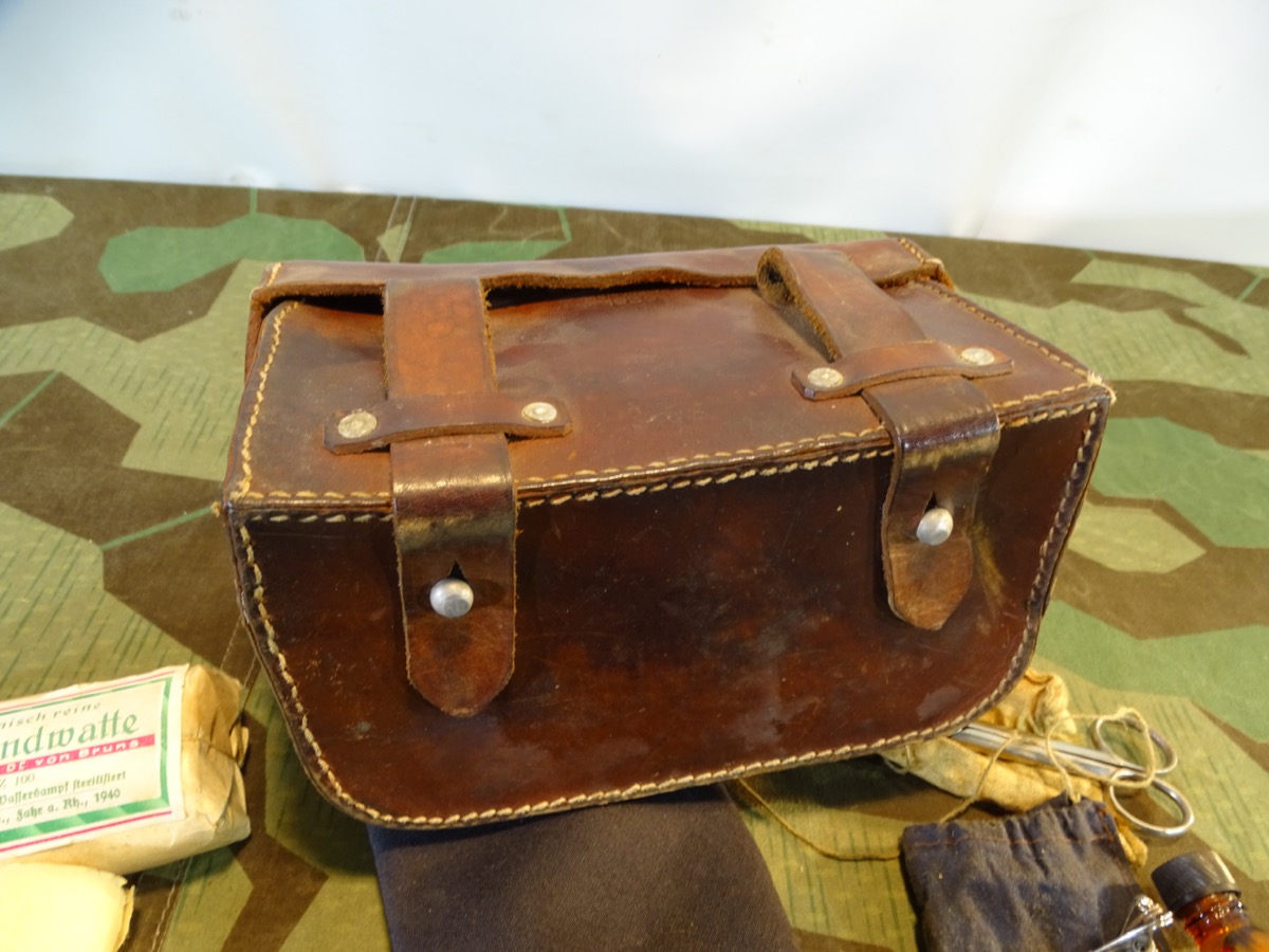 Luftschutz Sanitätstasche mit Befüllung, getragenes Original, Hst.: Gebr. Reinhardt, Melsungen 1939 Luftschutz Sanitätstasche mit Befüllung, getragenes Original, Hst.: Gebr. Reinhardt, Melsungen 1939