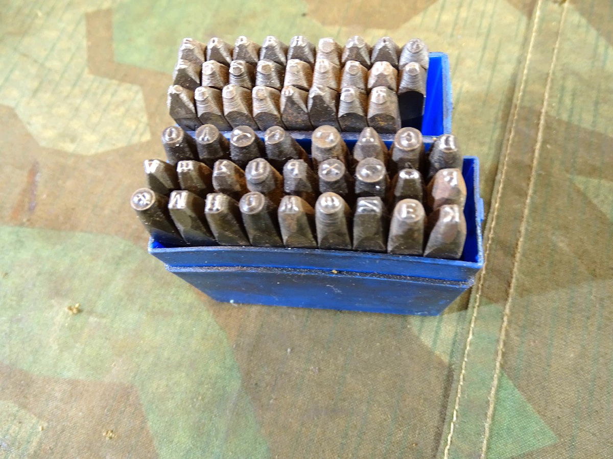 50 Schlag- Großbuchstaben für Metall zur Restaurierung von Dekowaffen / Fahrzeugen etc.