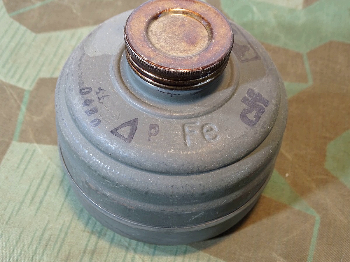 Filter  FE 41 Wehrmacht mit beiden Verschlusskappen, unbenutzt, clf 1944, WaA "