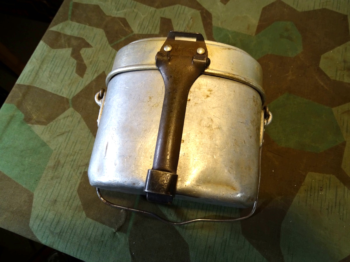 Wehrmacht Kochgeschirr, Komplett  von 1942. Unten ESB 42, Deckel RFI 1942 für R. Fissler Idar Oberstein ( Schnellkochtopf)