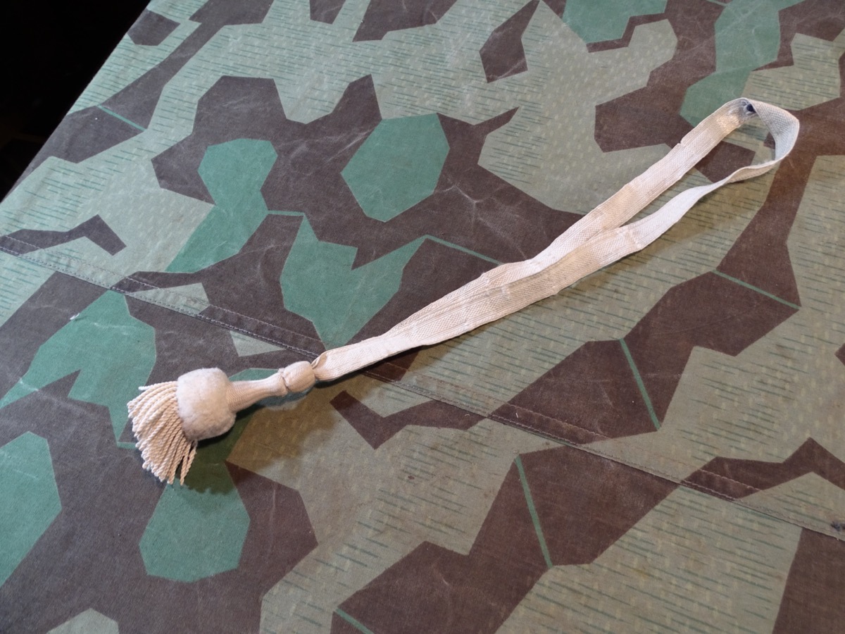 Portepee zum Seitengewehr Kaiserreich / I.Weltkrieg, weißer Webrriemen mit weißem Pommel und weißen Fransen Portepee zum Seitengewehr Kaiserreich / I.Weltkrieg, weißer Webrriemen mit weißem Pommel und weißen Fransen