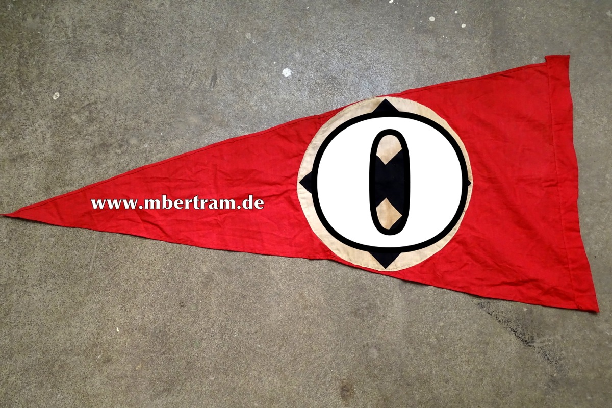 Originale, dreieckige HK Haus Fahne. Abmessungen ca. 110x48cm