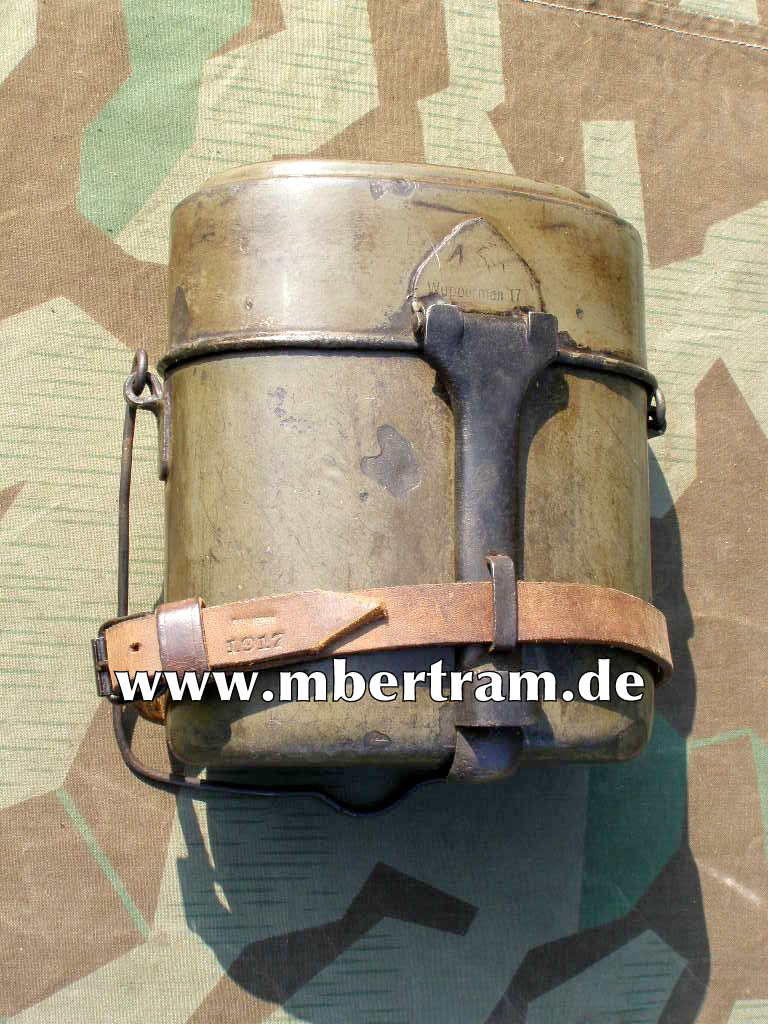 Hohes Kochgeschirr, Eisenblech grün emailliert 1917, Riemen