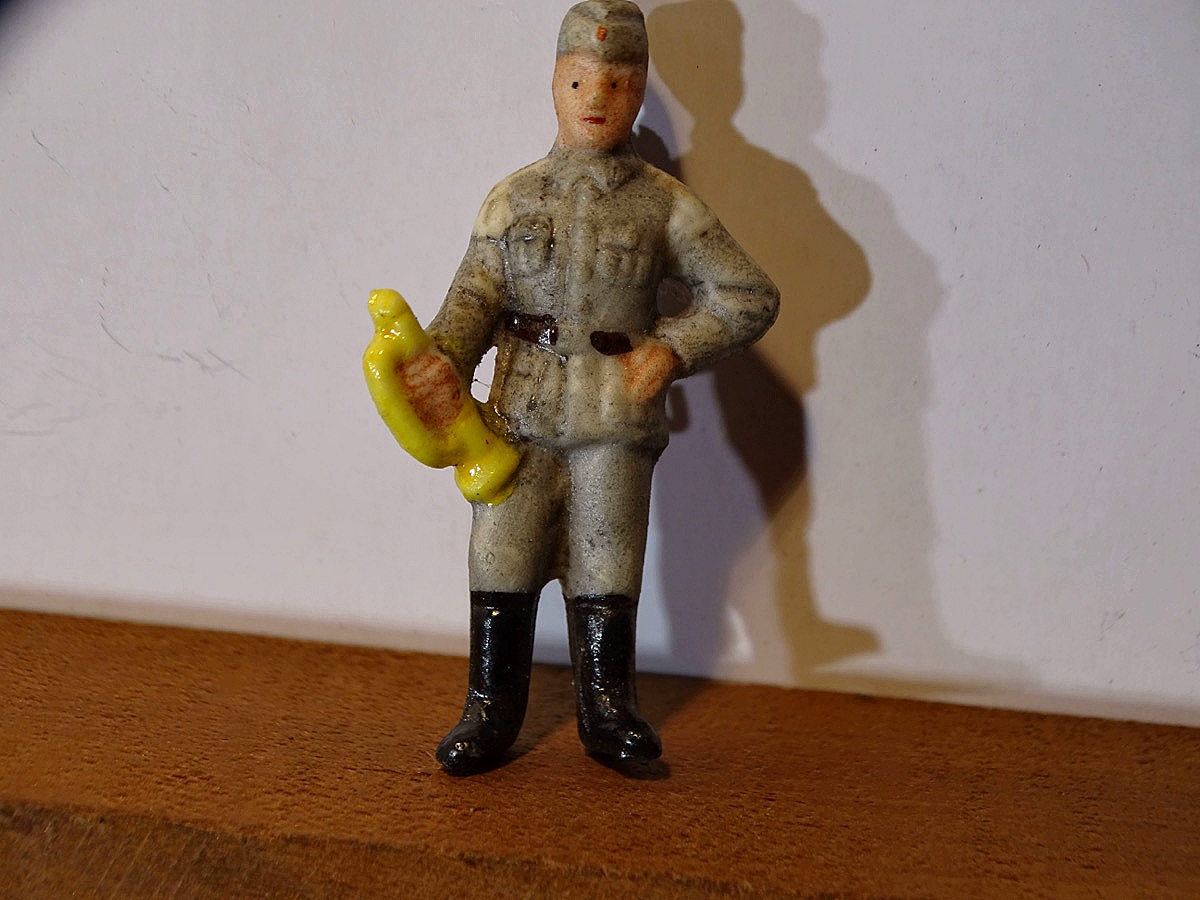SOLDATEN DER WEHRMACHT. WHW -März 1938. Porzellan. Wehrmachts Trompeter / Hornist