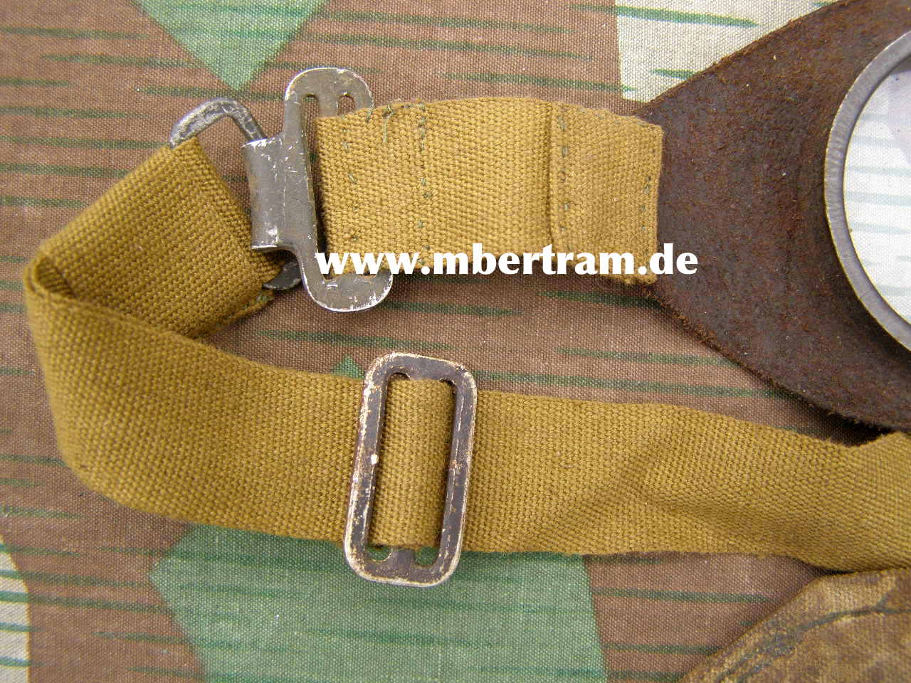 WH Kradmelder Brille, Ledereinfassung, Etui. Hst. u Jahr 1944.