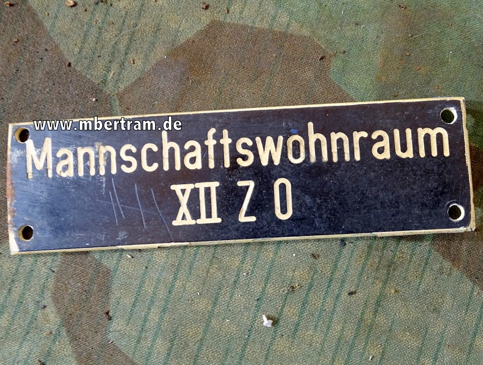 Bakelit Türschild Manschaftswohnraum XII ZO ca. 13x4 cm